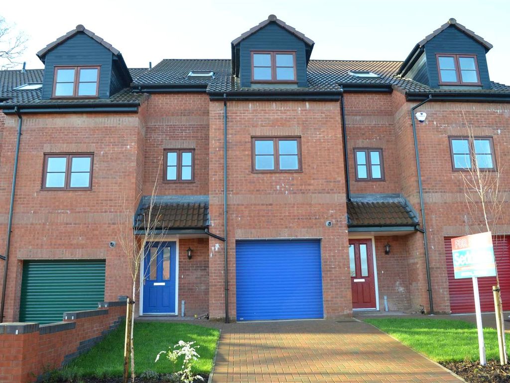 4 bed terraced house to rent in Padbrook Mews, Cullompton, Devon EX15