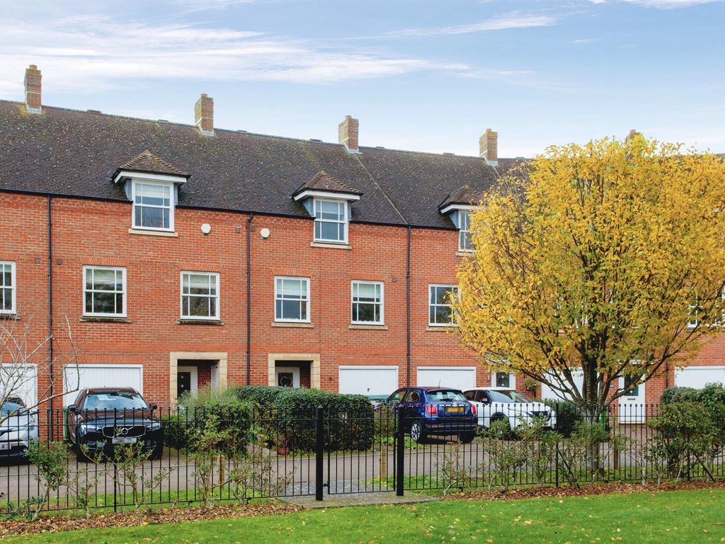 3 bed town house for sale in Foster Way, Great Cambourne, Cambridge