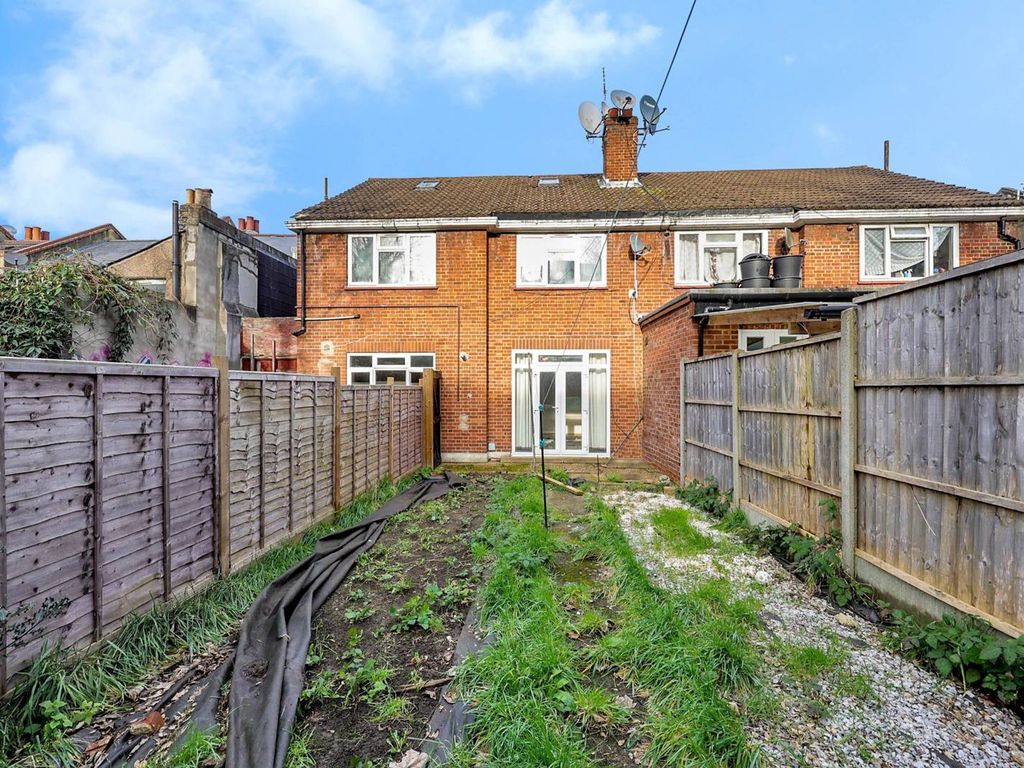 2 bed flat for sale in Hollydale Road, Peckham, London SE15, £230,000