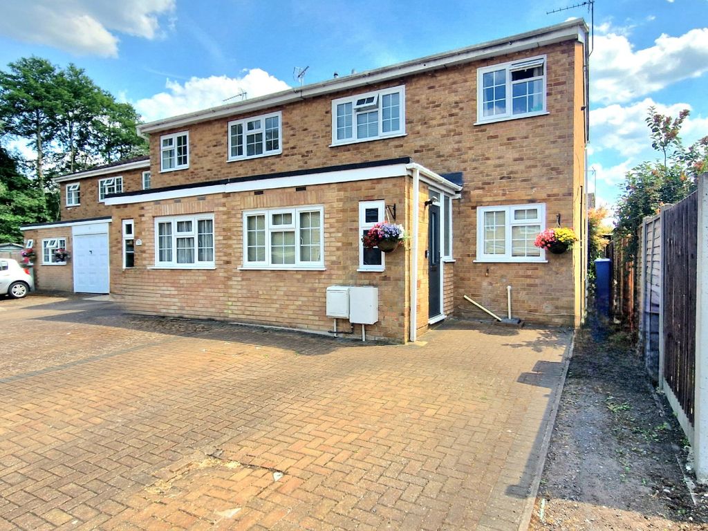3 bed end terrace house for sale in Goodwood Place, Farnborough