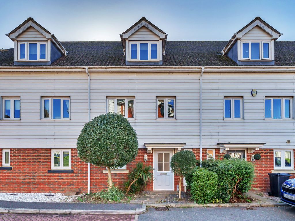 5 bed town house for sale in Ingram Close, Larkfield Aylesford ME20, £