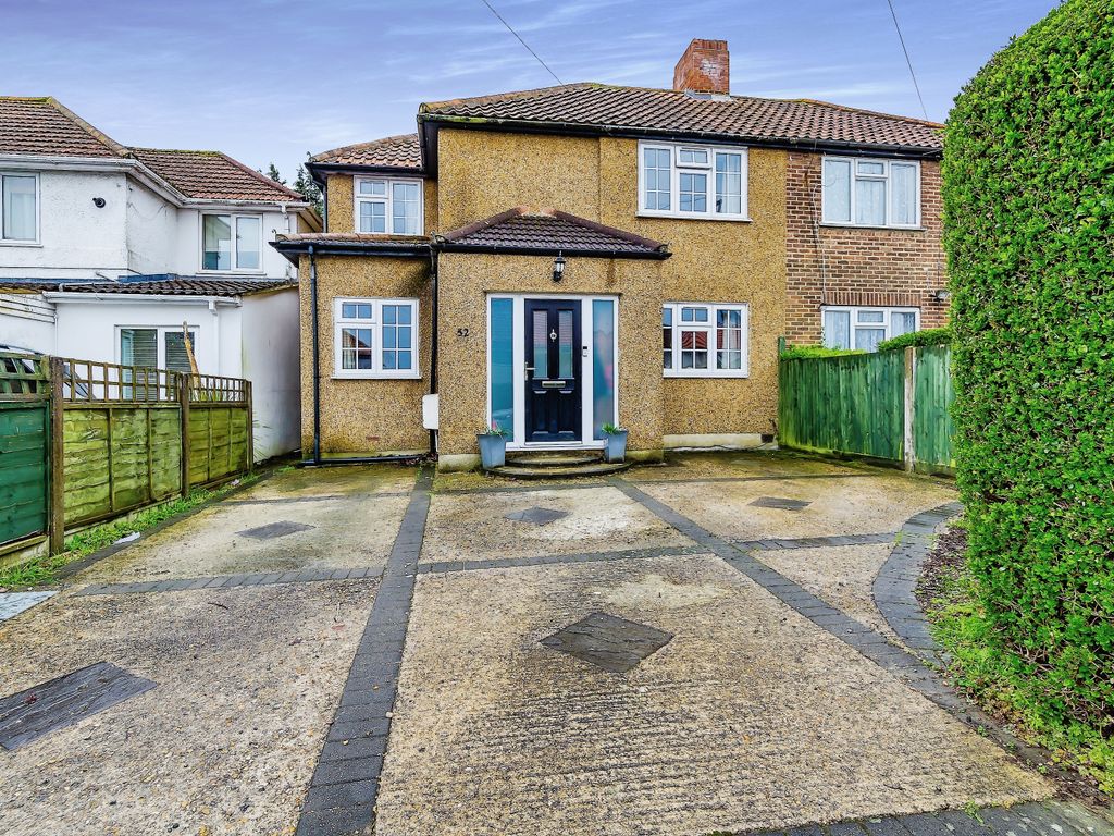3 bed semidetached house for sale in Shaxton Crescent, New Addington
