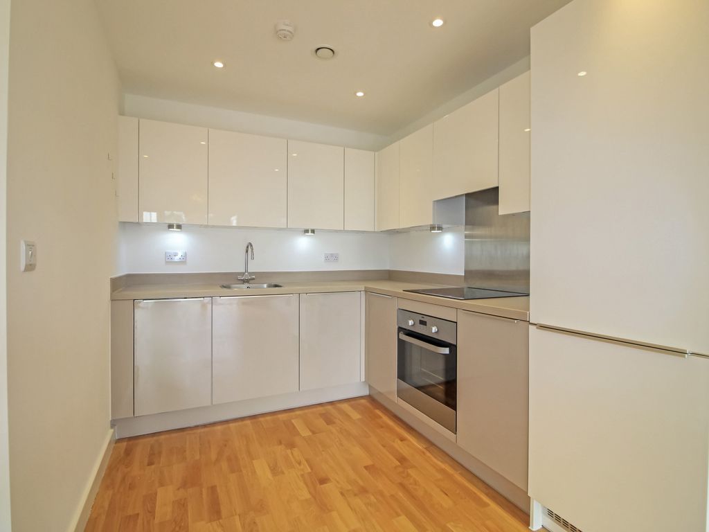 1 bed flat to rent in Crossways, Windsor Road, Slough SL1, £1,250 pcm Zoopla