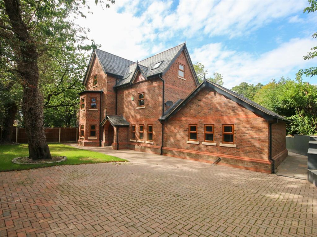 5 bed detached house to rent in Monton Road, Eccles, Manchester M30, £2,000 pcm Zoopla