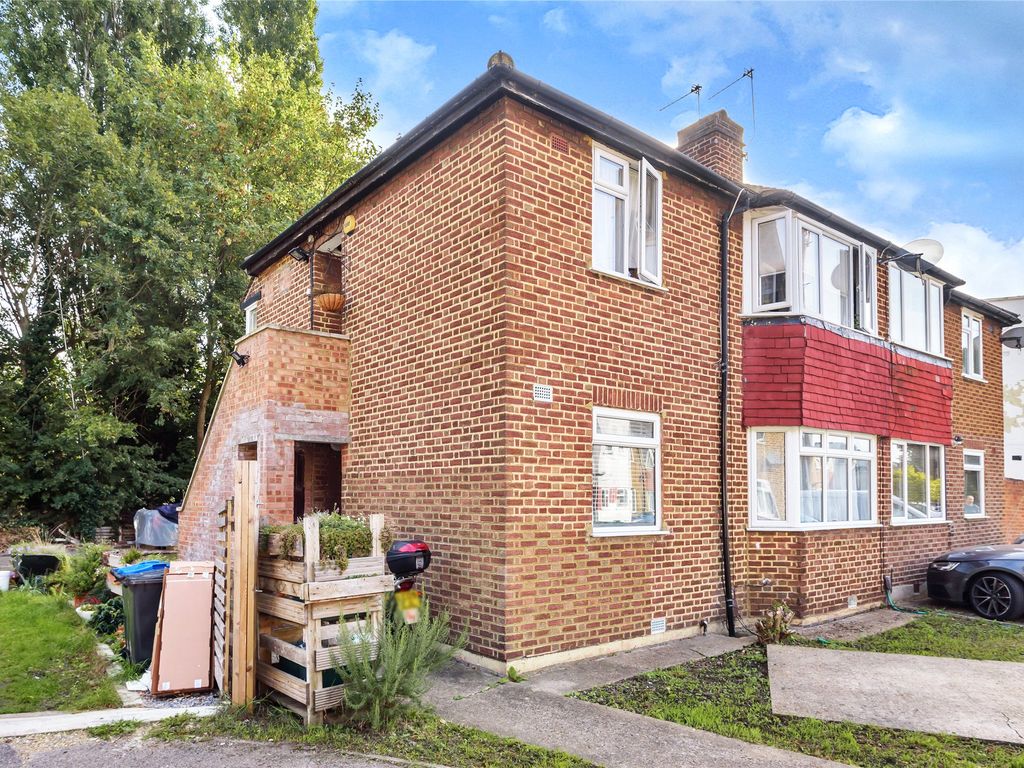 2 bed for sale in Deer Park Gardens, Mitcham CR4, £230,000