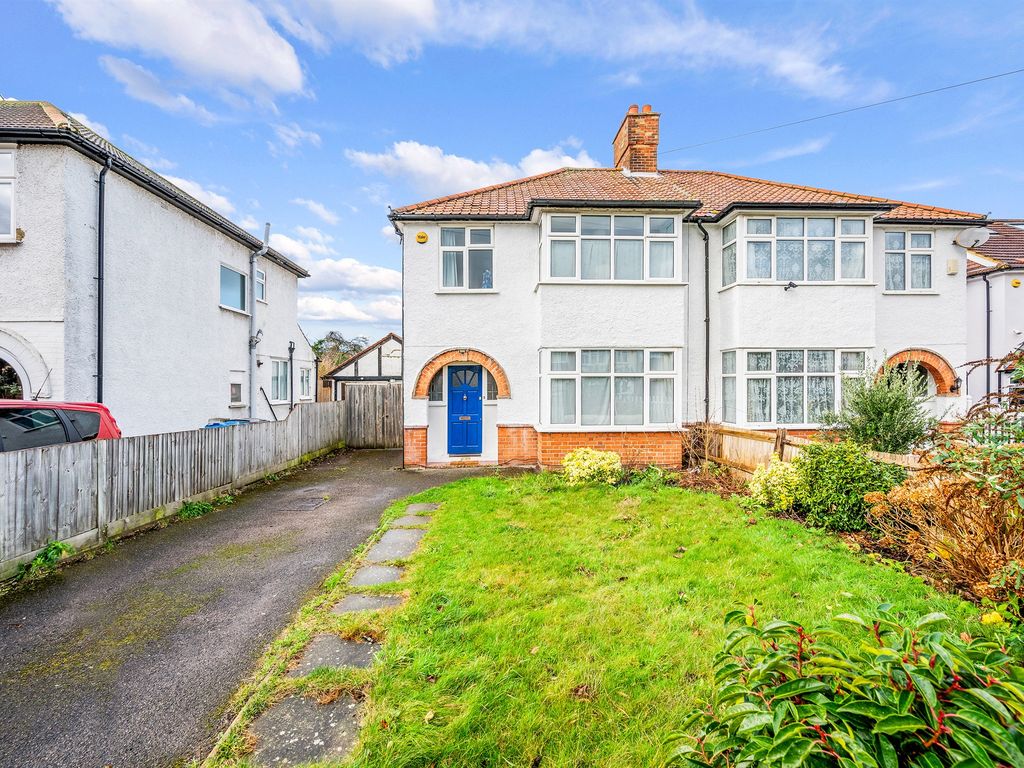 3 bed semidetached house for sale in Beresford Avenue, Berrylands