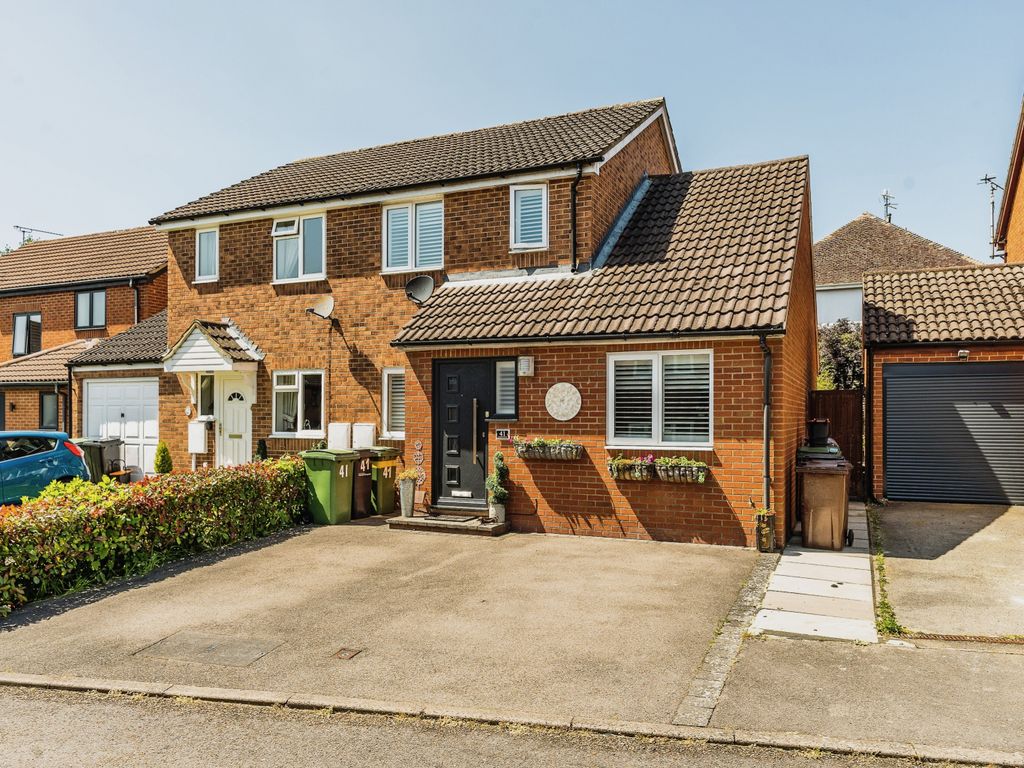 3 bed semidetached house for sale in Crownfields, Weavering, Maidstone