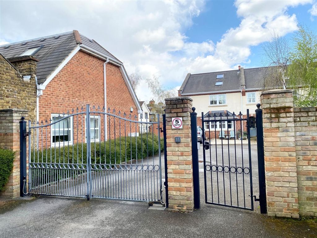 1 bed flat to rent in Hidden Close, West Molesey KT8 Zoopla