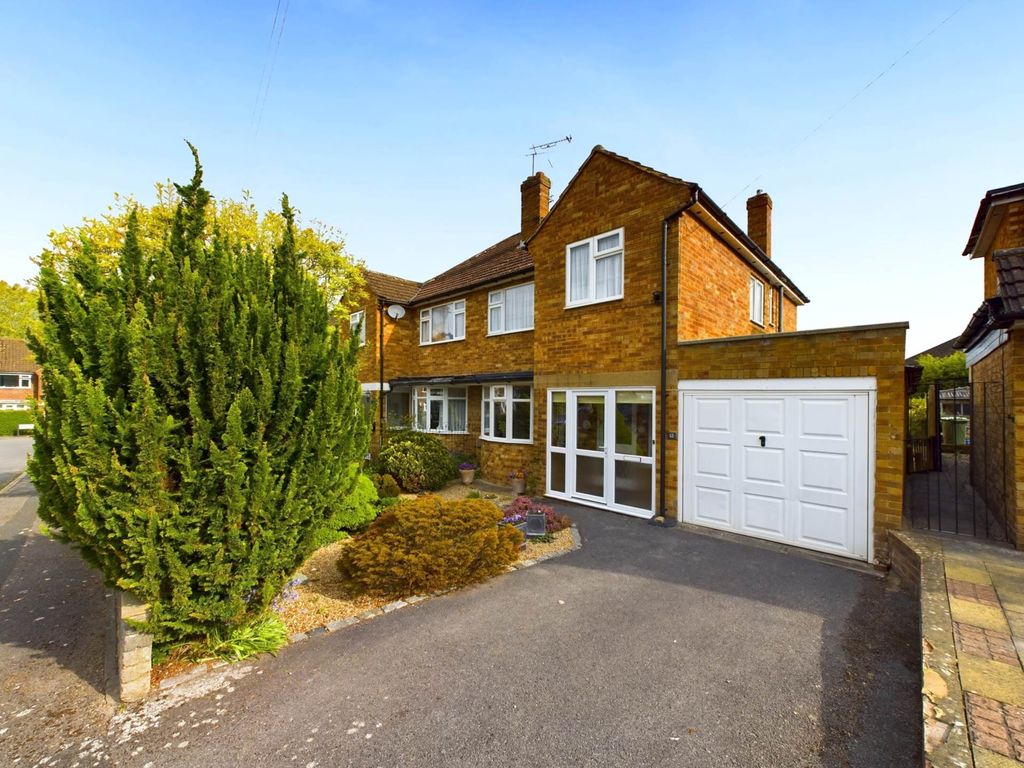 3 bed semidetached house for sale in Chiltern Close, Princes