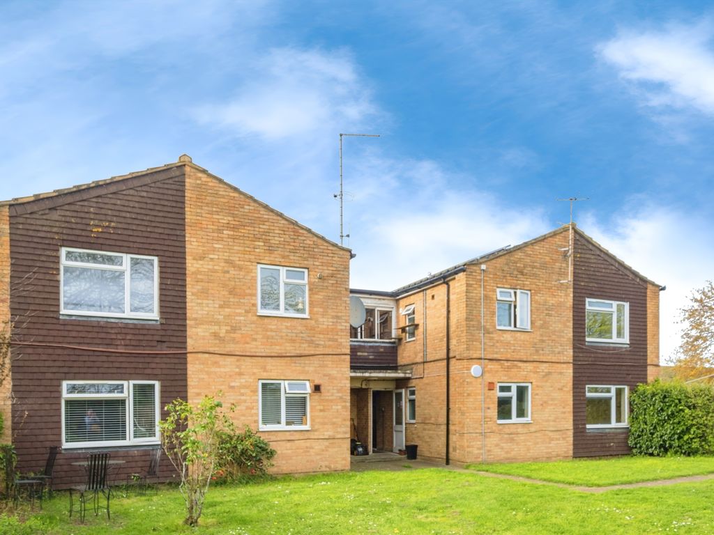 1 bed flat for sale in Eden Grove Road, Byfleet, Surrey KT14, £160,000