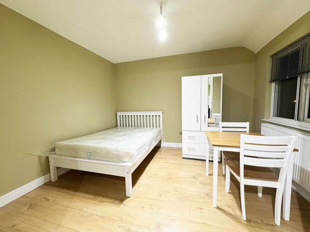 Studio to rent in Stanwell Gardens, Staines TW19, £900 pcm Zoopla