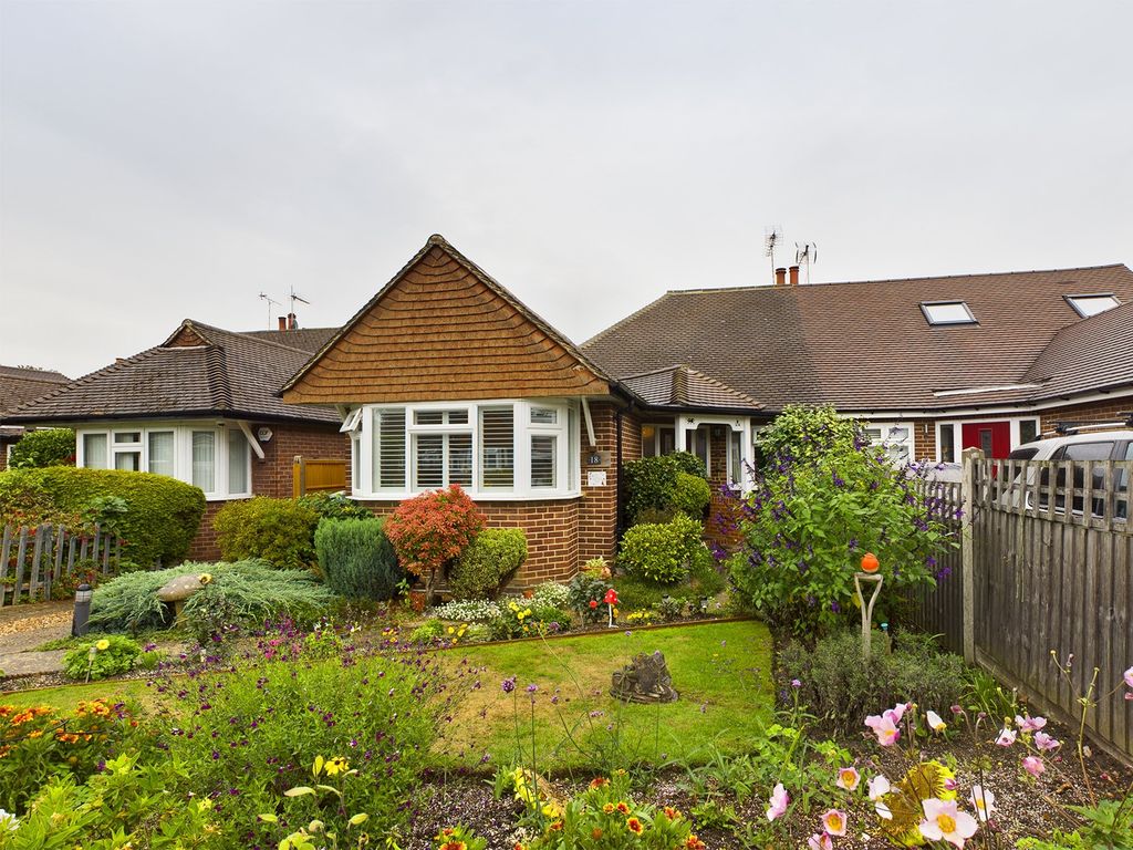 3 bed bungalow for sale in Fieldhurst Close, Addlestone, Surrey KT15