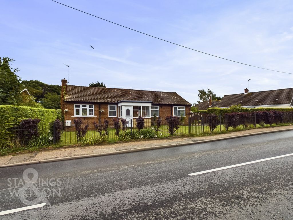 4 bed detached bungalow for sale in Stepshort, Belton, Great Yarmouth