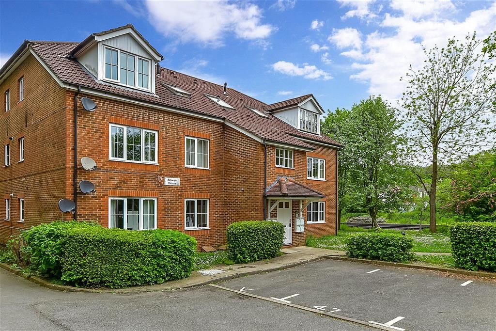2 bed flat for sale in Aspen Vale, Whyteleafe, Surrey CR3, £275,000