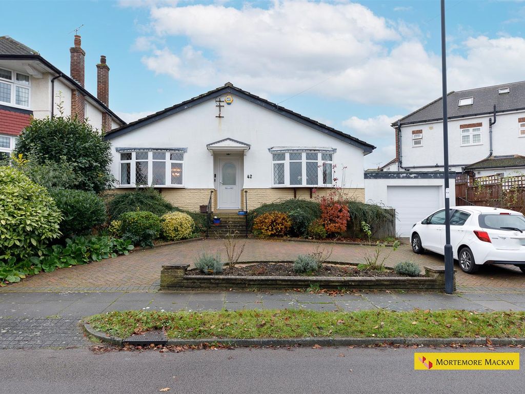 2 bed detached bungalow for sale in Onslow Gardens, London N21, £