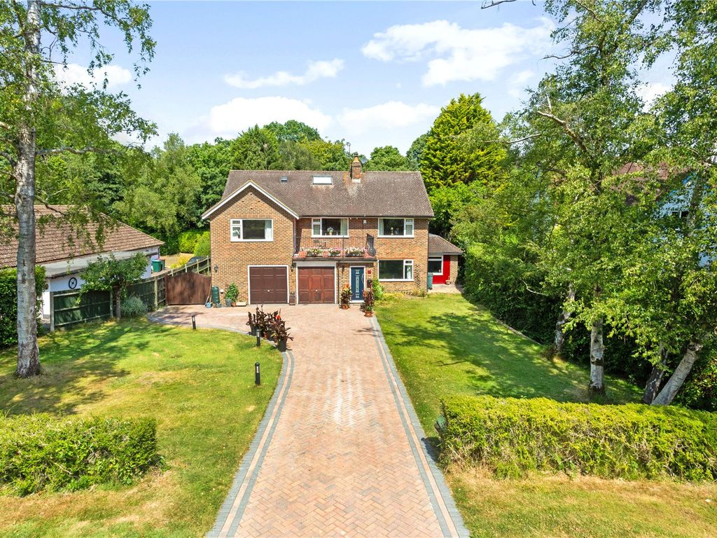 6 bed detached house for sale in Mount Close, Crawley RH10 Zoopla