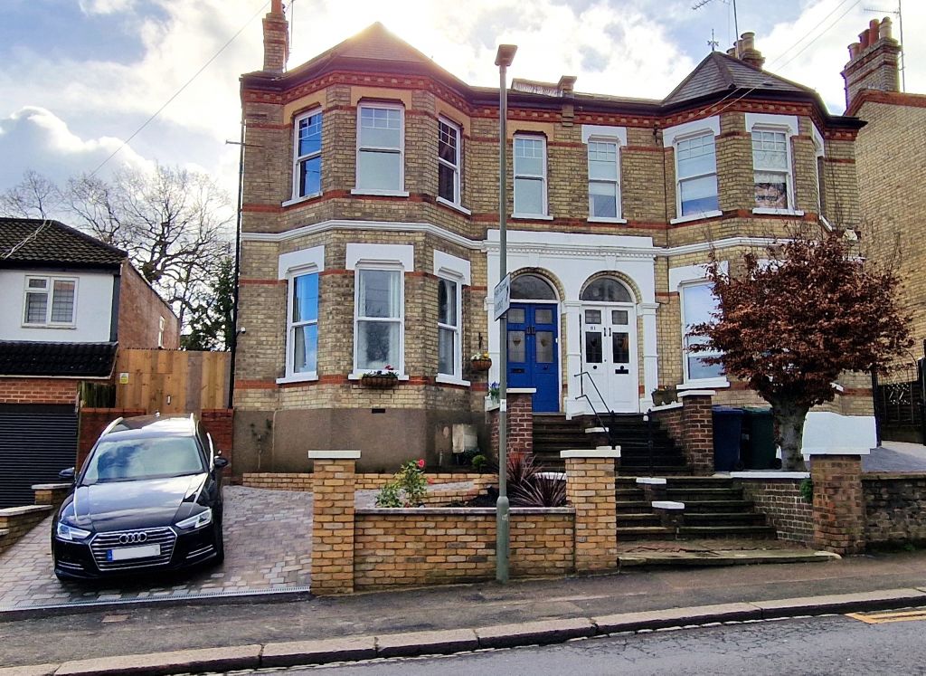 2 bed flat for sale in Potters Road, New EN5, £475,000 Zoopla
