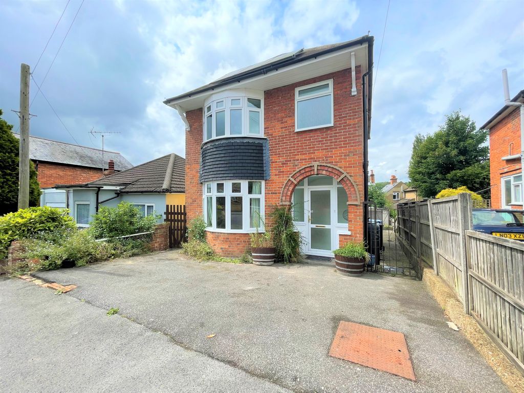 3 bed detached house to rent in Sandford Road, Aldershot GU11 Zoopla