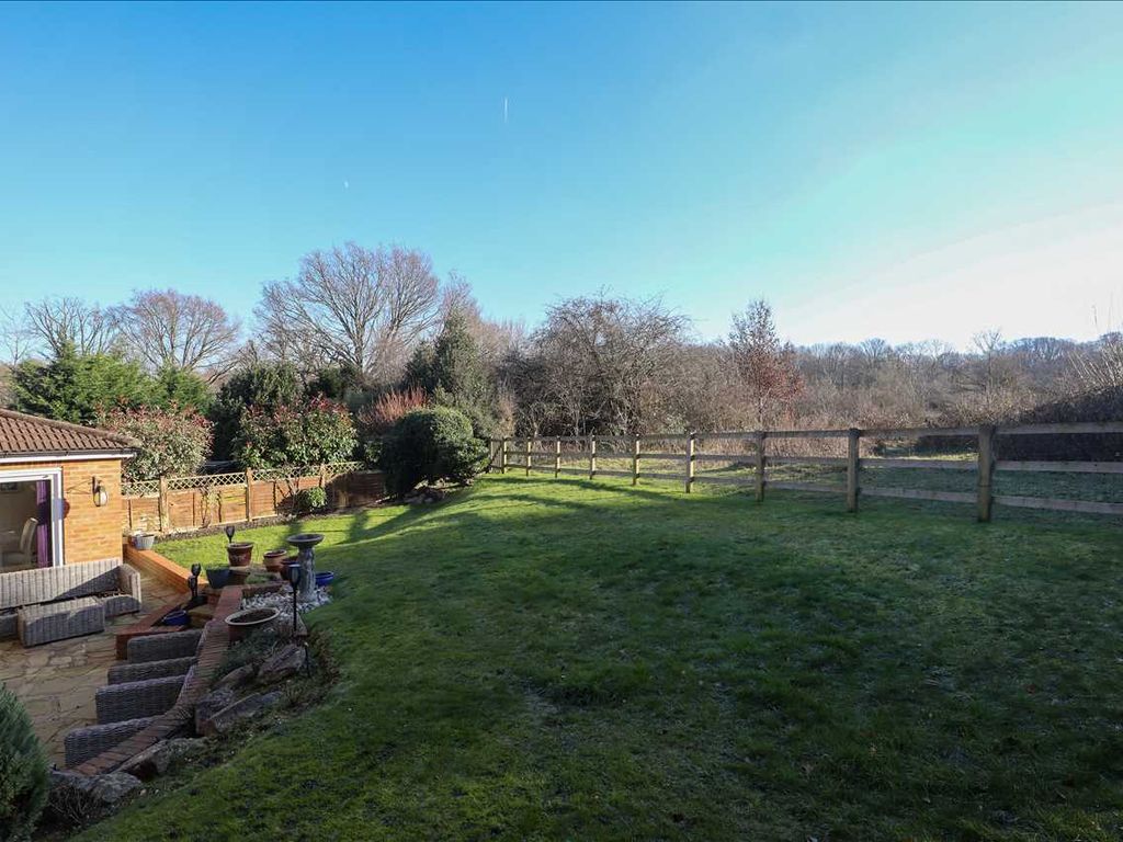 4 bed semidetached house for sale in Barnfield Close, Old Coulsdon