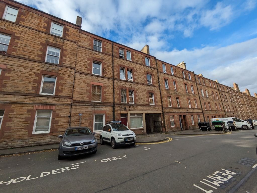 2 bed flat to rent in Milton Street, Abbeyhill, Edinburgh EH8, £1,025