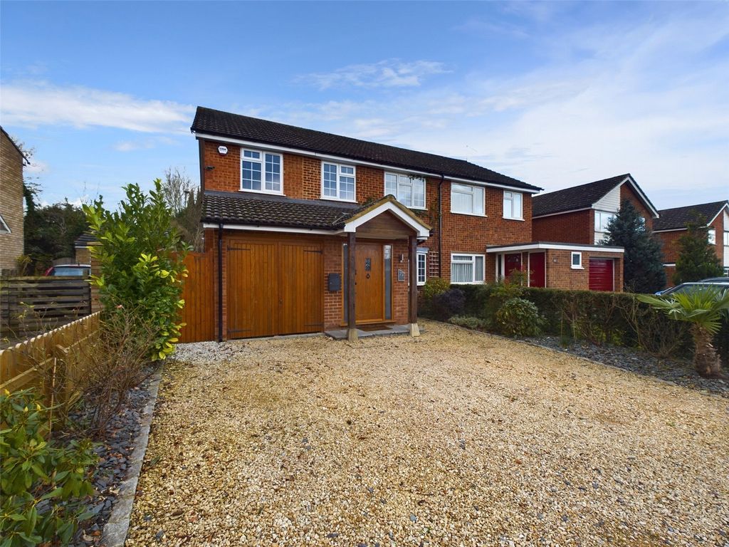 4 bed semidetached house for sale in Cowleaze, Chinnor, Oxfordshire