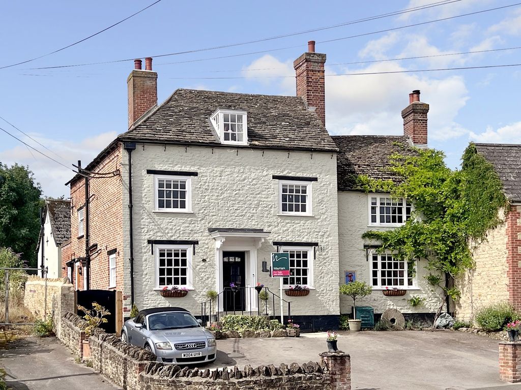 5 bed detached house for sale in Lechlade Road, Faringdon SN7, £850,000
