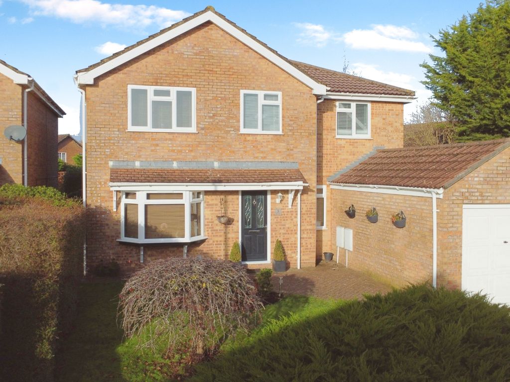 4 bed detached house for sale in Ryan Close, Sparcells, Swindon SN5, £