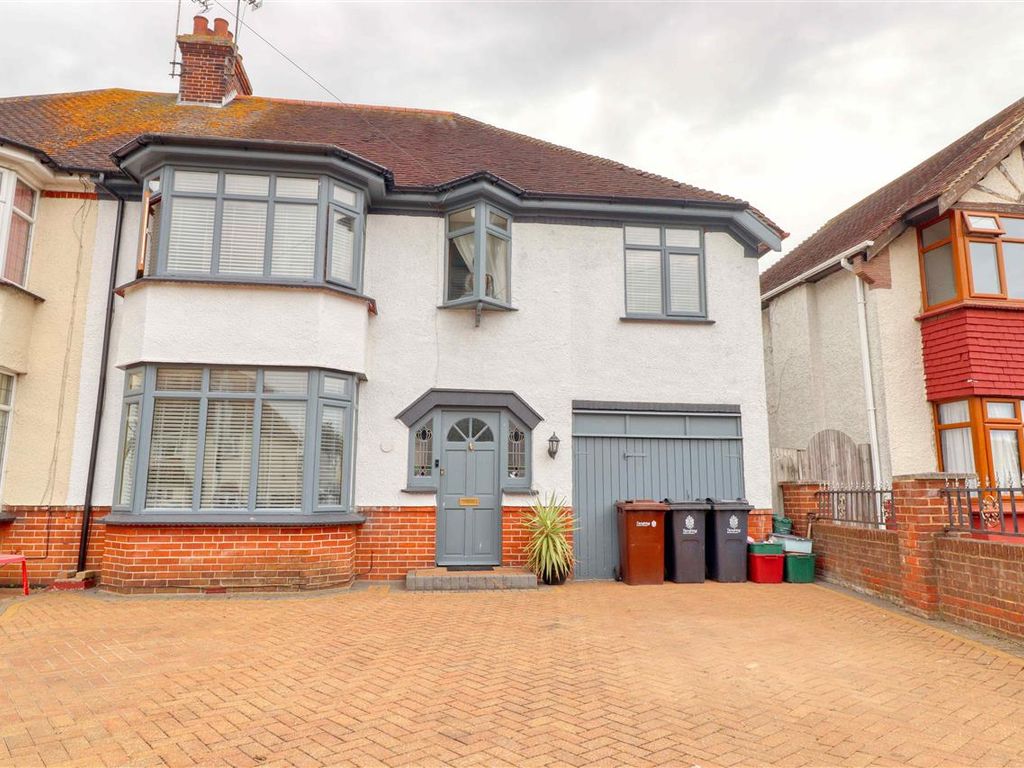 5 bed semidetached house for sale in London Road, ClactonOnSea CO15