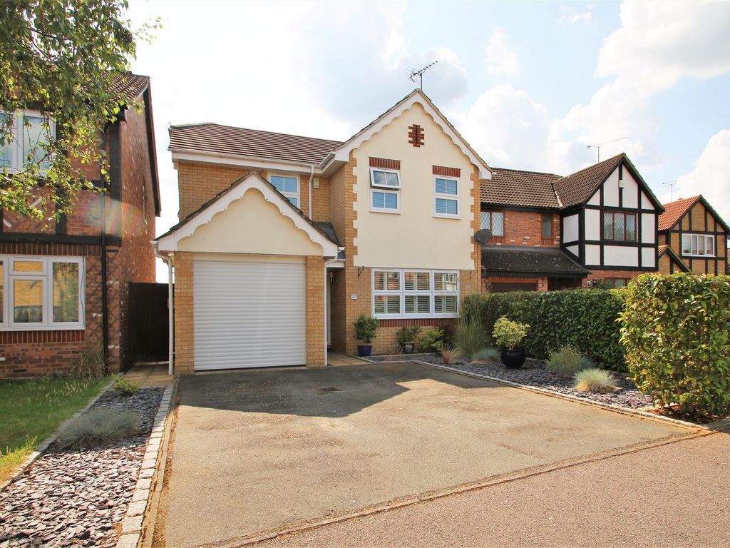 4 bed detached house for sale in Alexandra Gardens, Knaphill, Woking