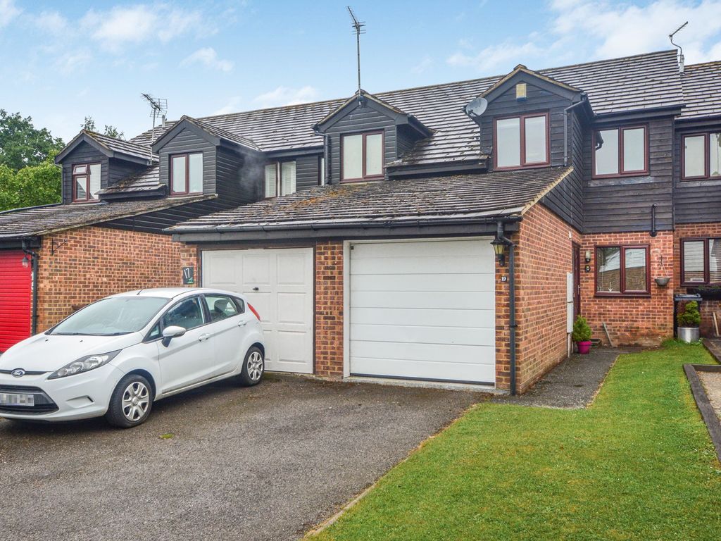 3 bed terraced house for sale in Sherwood Close, Kennington TN24 Zoopla