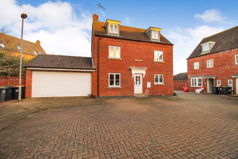 4 bed detached house for sale in Grenadier Close, Bedford MK41, £