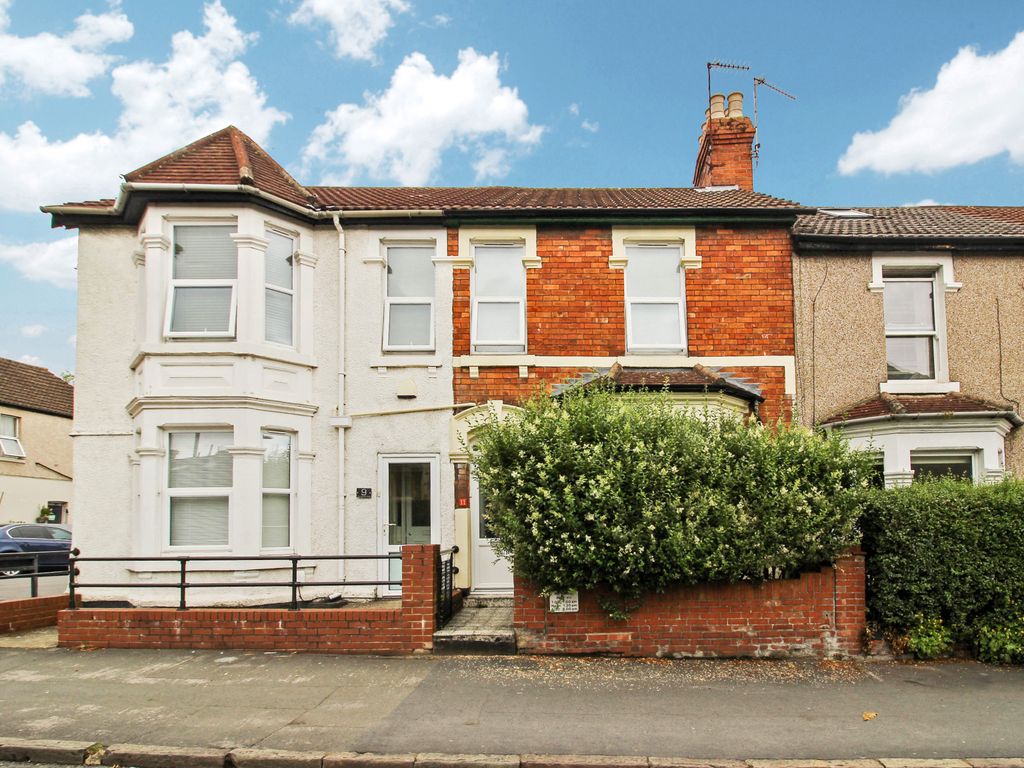 Studio to rent in Groundwell Road, Town Centre, Swindon SN1, £745 pcm