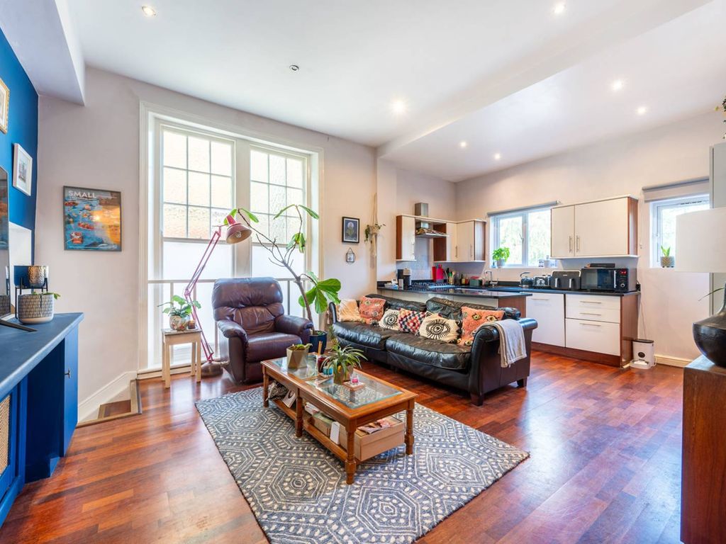 3 bed flat for sale in Chatsworth Road, Mapesbury Estate, London NW2, £
