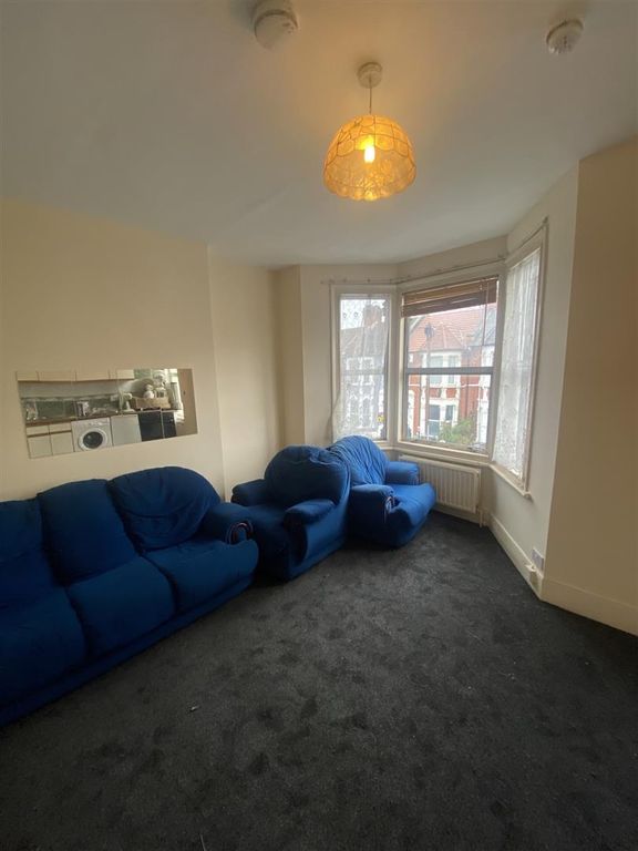 1 bed flat to rent in Abbotsford Avenue, London N15, £1,400 pcm Zoopla