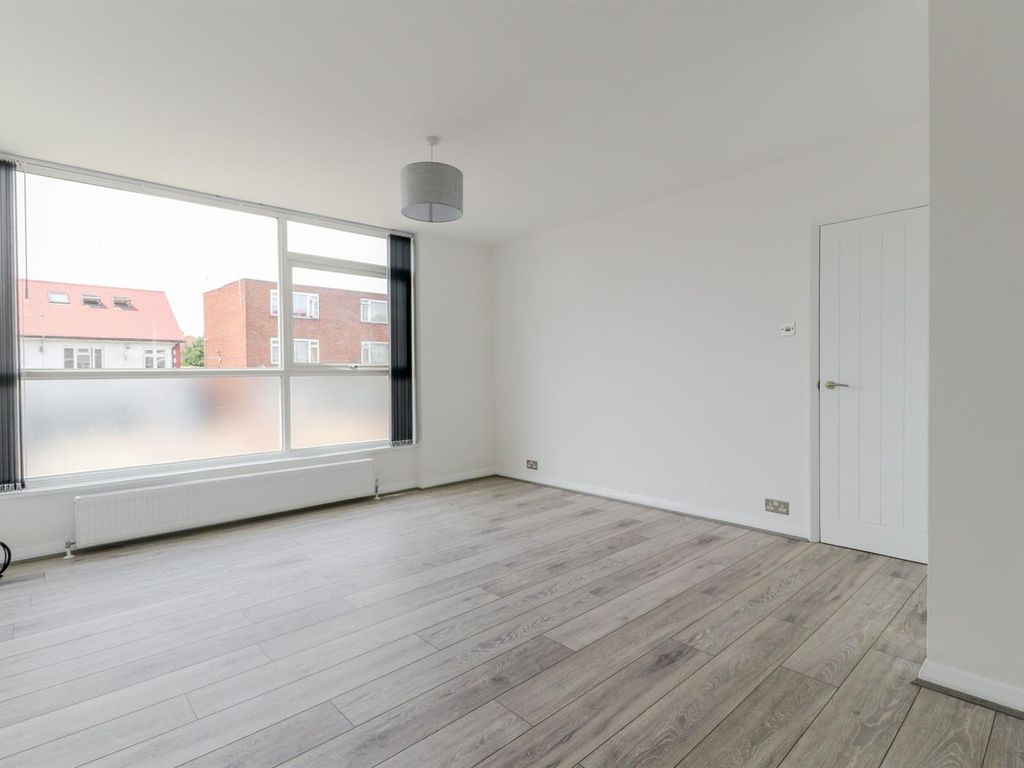 3 bed flat to rent in Markfield Gardens, London E4, £1,850 pcm Zoopla