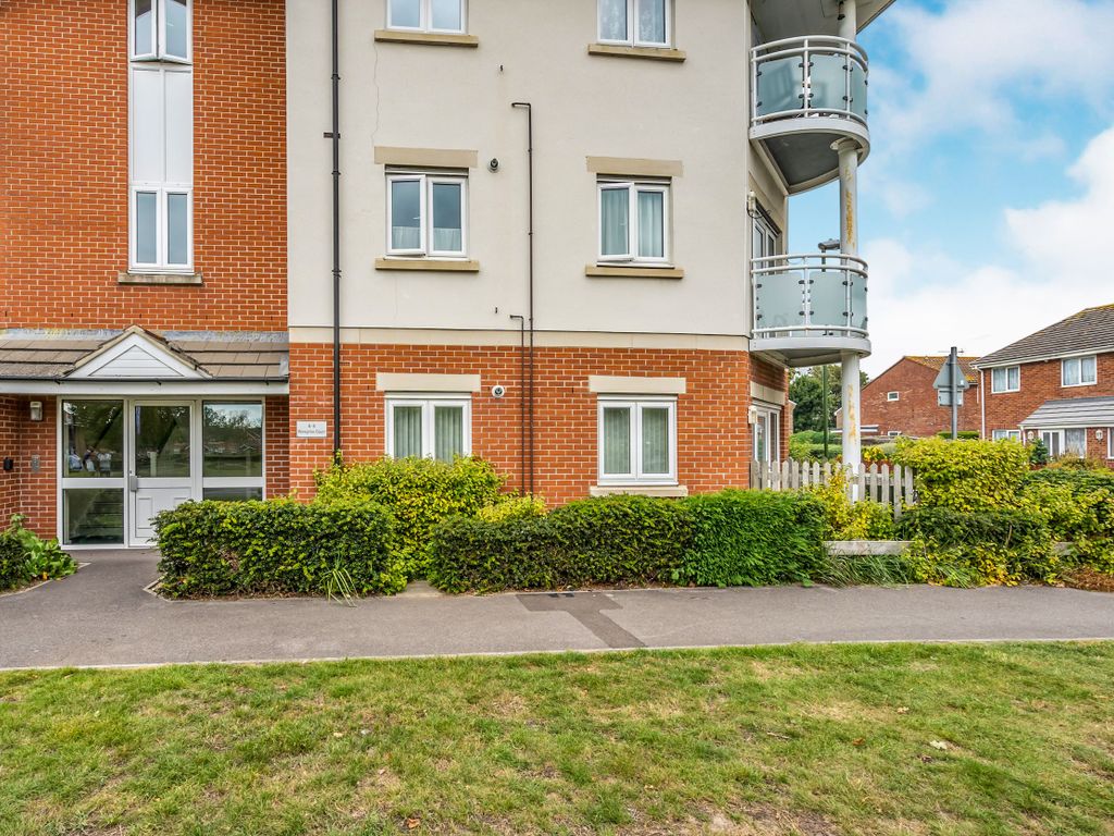 2 bed flat to rent in Swanfield Drive, Chichester PO19, £1,150 pcm Zoopla