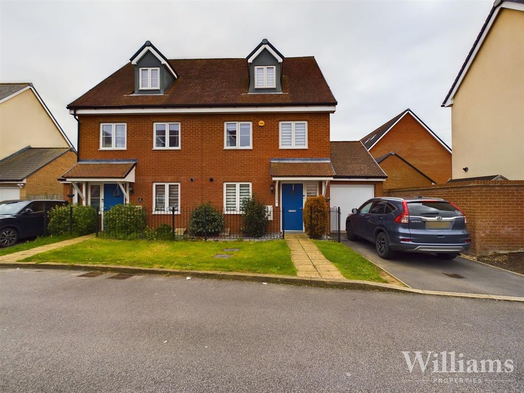 3 bed town house for sale in Crawford Road, Berryfields, Aylesbury HP18