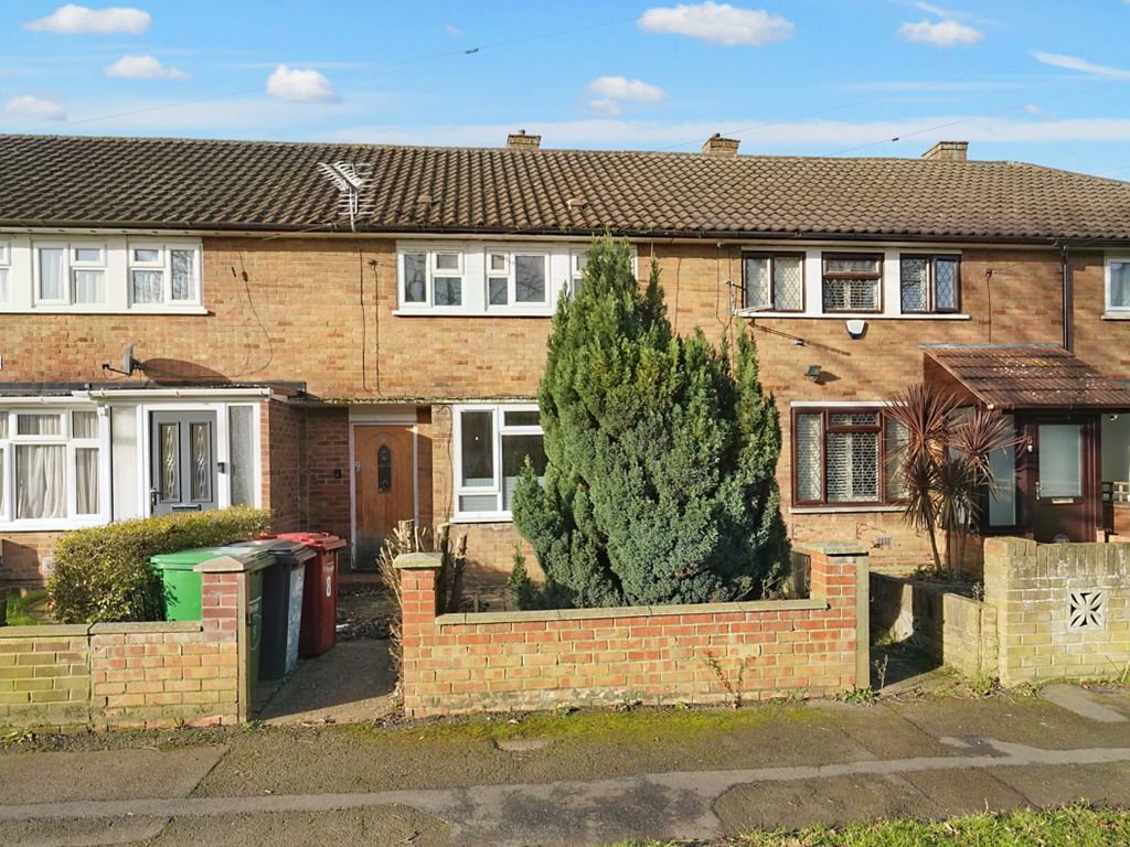 2 bed terraced house for sale in Parry Green North, Langley, Slough SL3