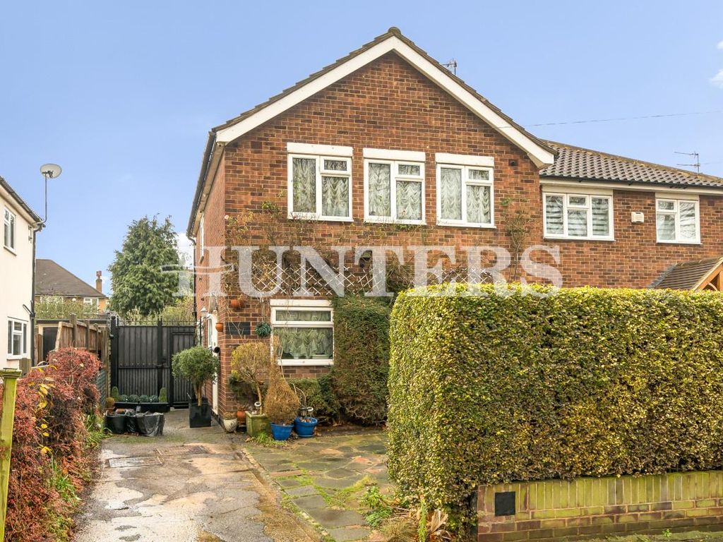 3 bed semidetached house for sale in Nyth Close, Cranham, Upminster
