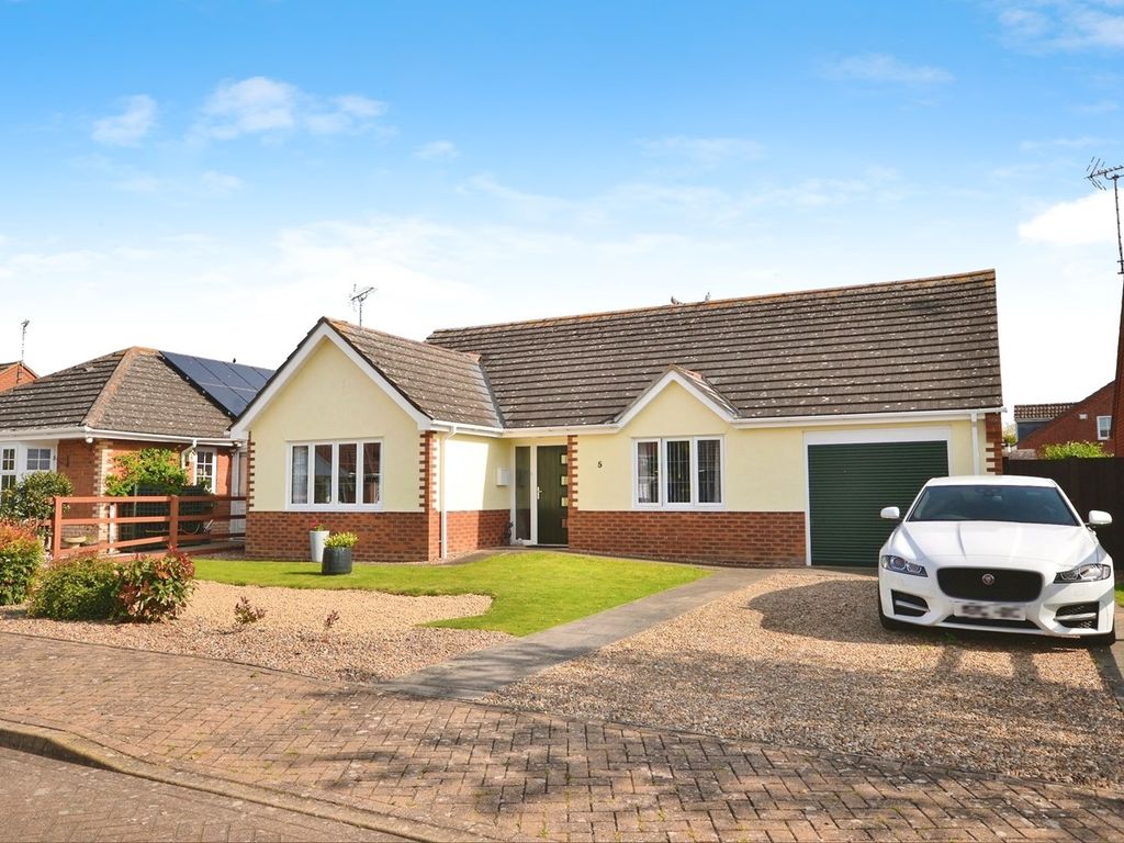 3 bed detached bungalow for sale in Wigeon Close, Cowbit, Spalding PE12
