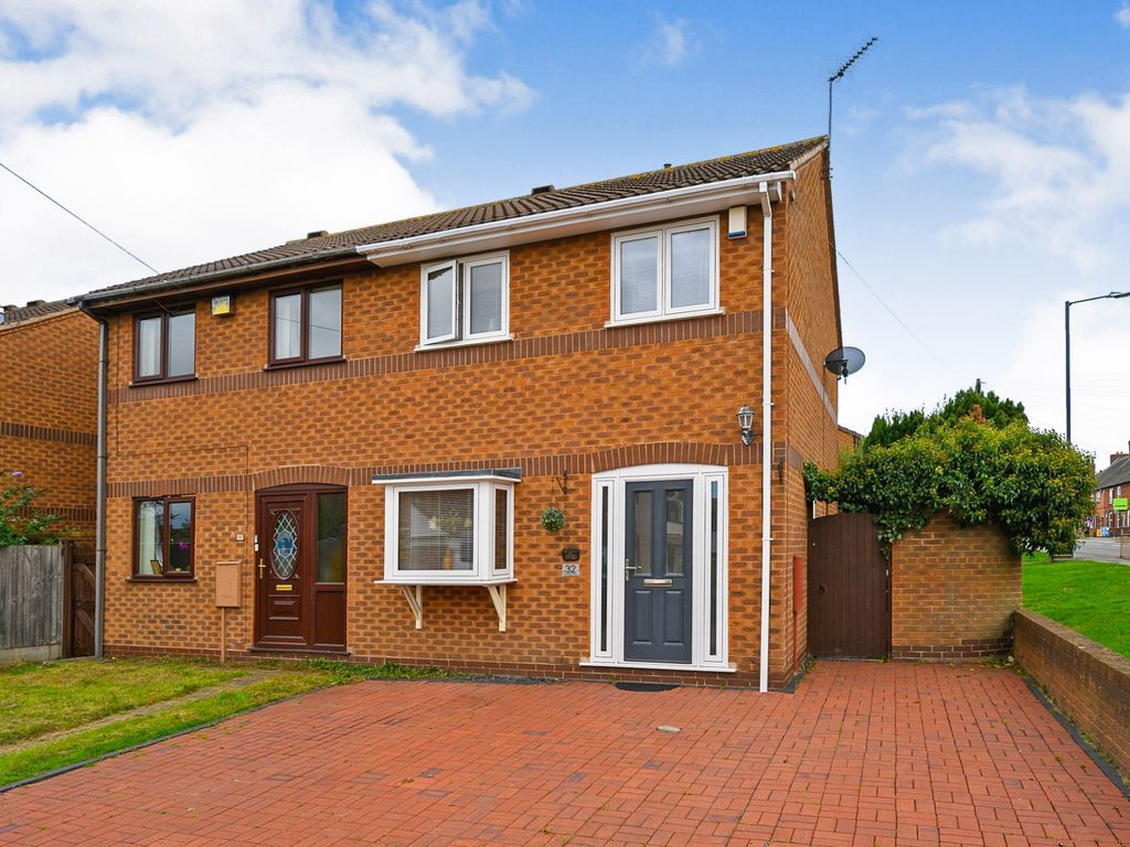 3 bed semidetached house for sale in Oak Tree Close, Kingsbury