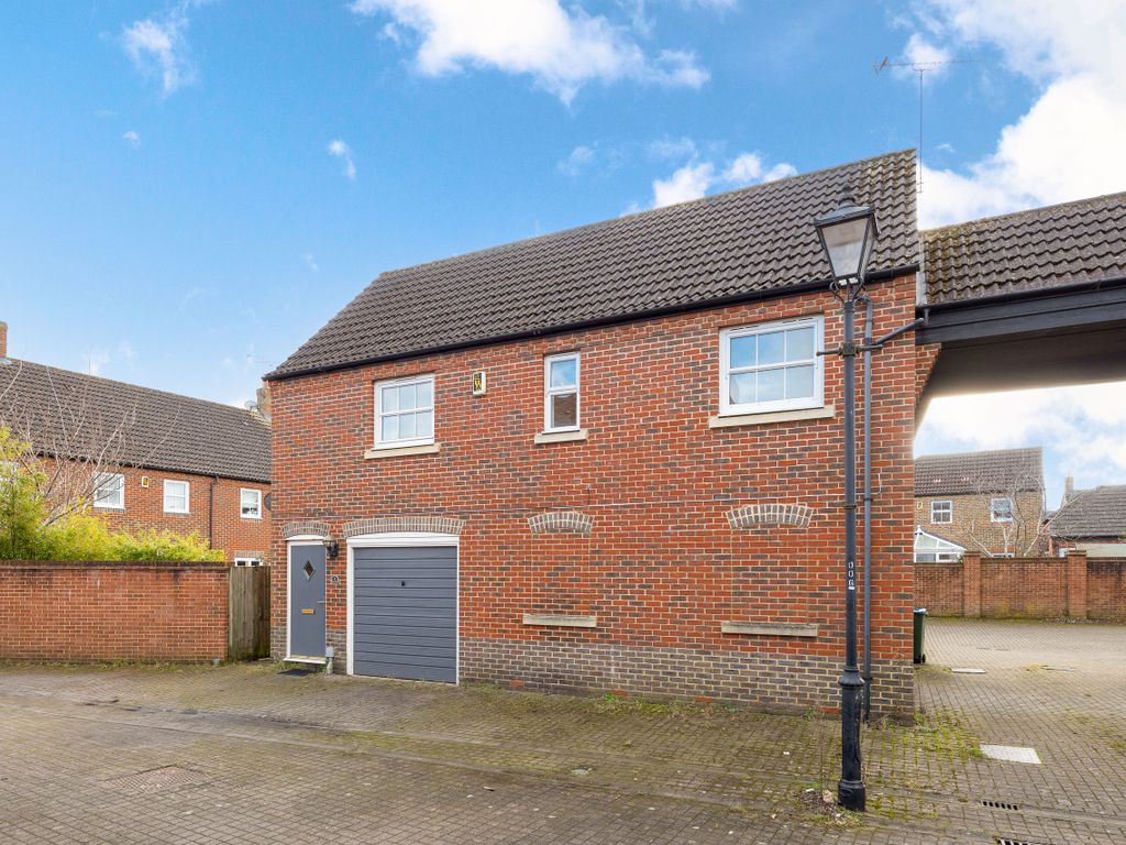 2 bed detached house for sale in Waterperry Mews, Aylesbury HP19, £260,000 Zoopla
