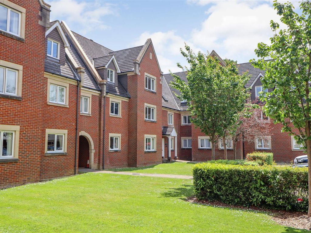3 bed flat for sale in Tanbridge Park, Horsham RH12, £300,000 Zoopla