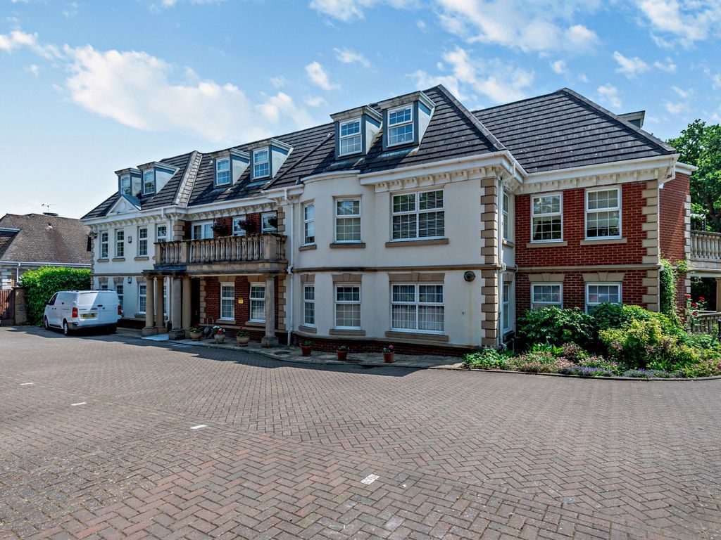 2 bed flat for sale in Oak House, Ducks Hill Road, Northwood HA6, £