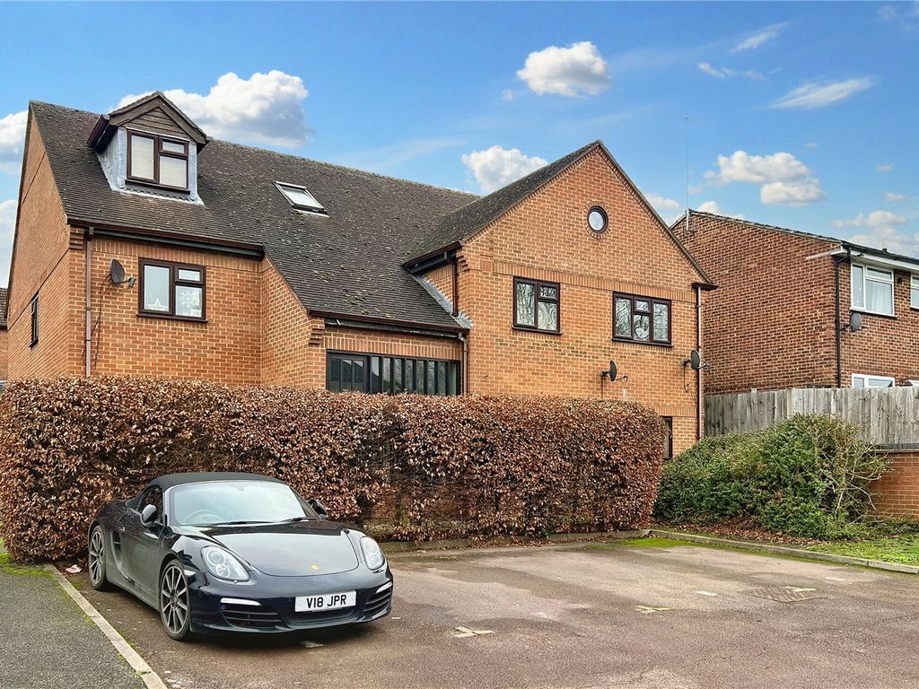 2 bed flat to rent in Old Coach Drive, High HP11 Zoopla