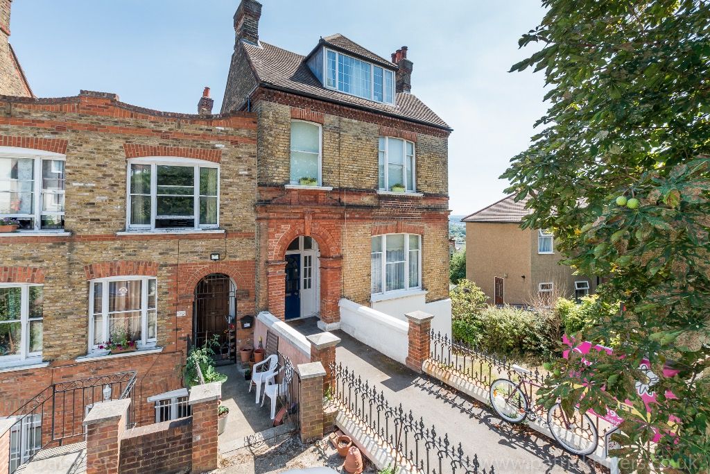 2 bed flat to rent in Honor Oak Road, Forest Hill, London SE23, £1,700