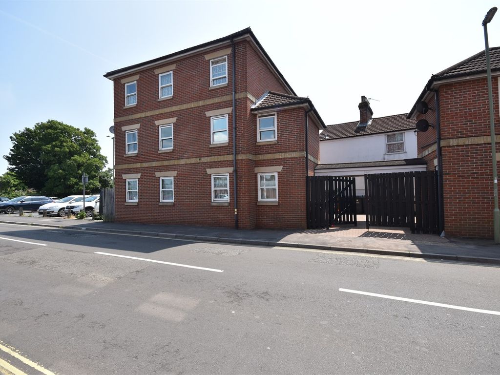 2 bed flat to rent in Flat 4 Wellesley Court, Waterloo Road, Havant PO9