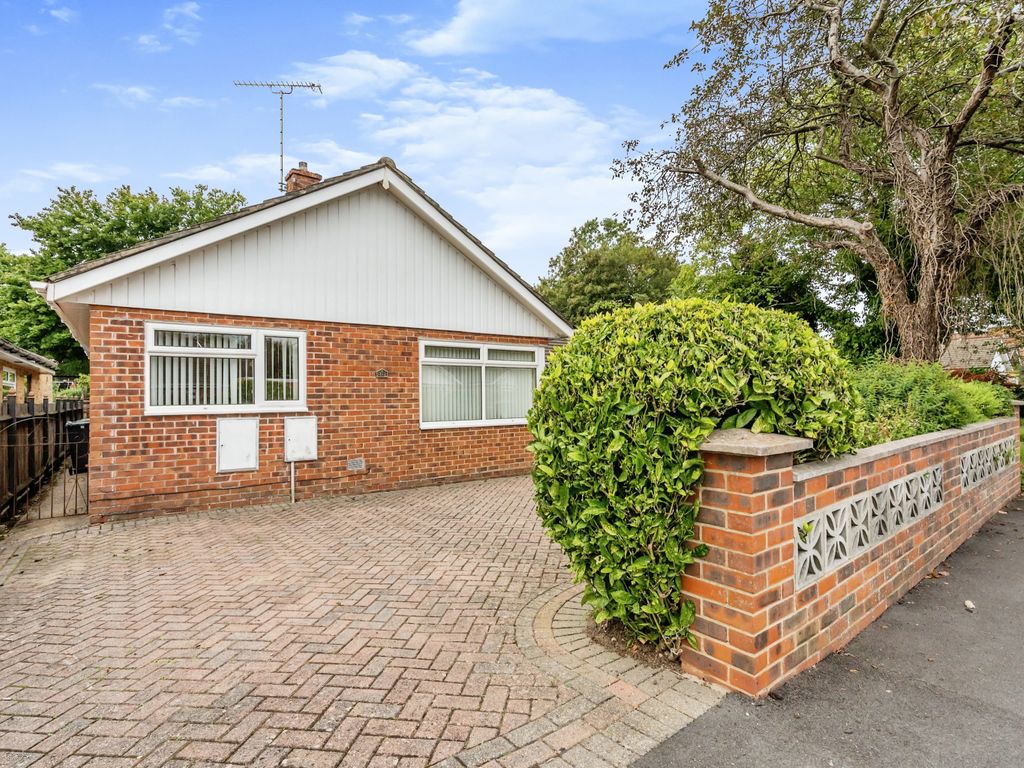 4 bed semidetached bungalow for sale in Milton Road, Cowplain
