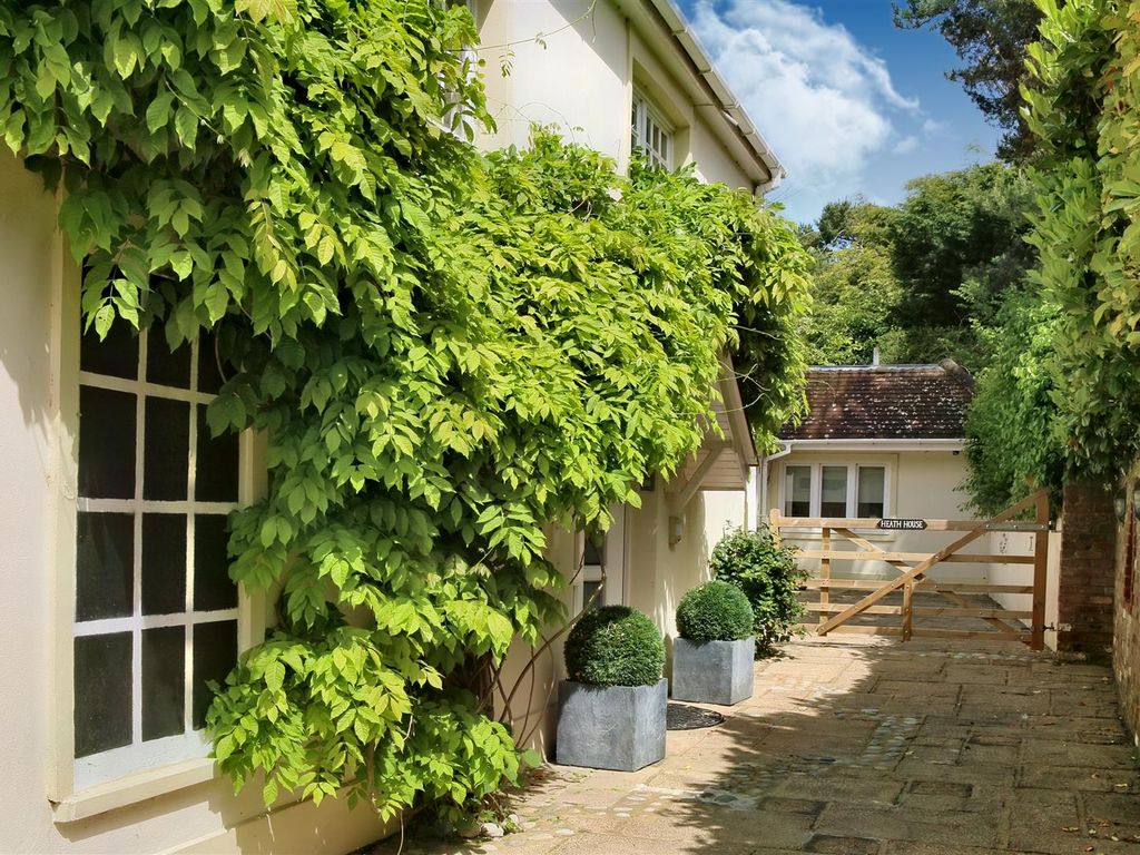 6 bed detached house for sale in Aldenham Road, Letchmore Heath