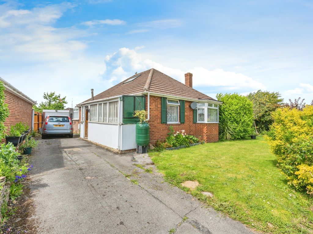 2 bed bungalow for sale in Hamtun Crescent, Totton, Southampton